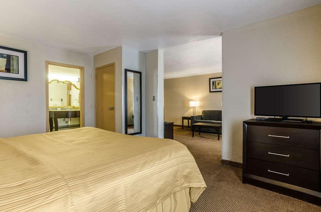 Quality Inn & Suites Winfield Room photo