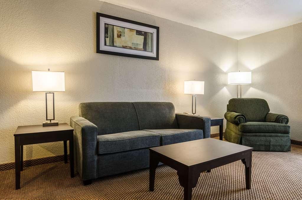 Quality Inn & Suites Winfield Room photo