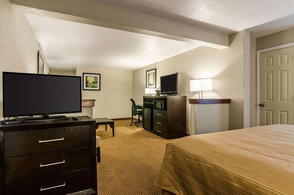 Quality Inn & Suites Winfield Room photo