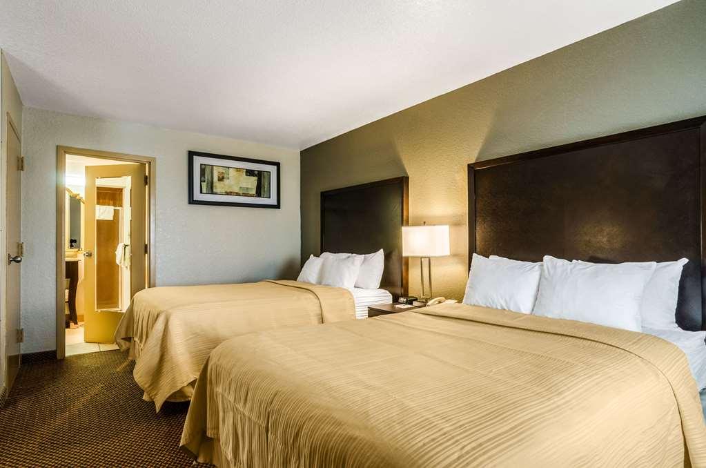 Quality Inn & Suites Winfield Room photo