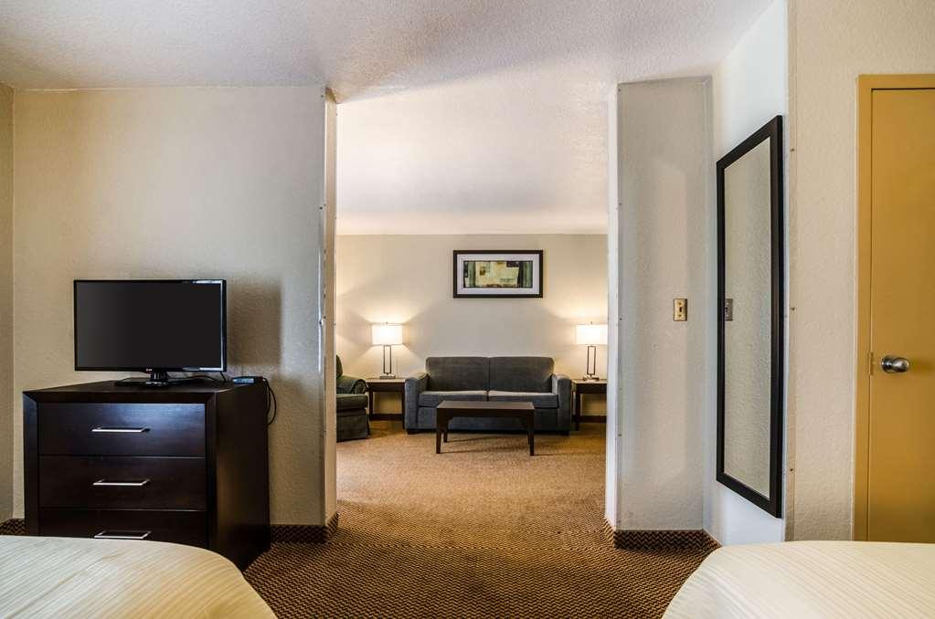 Quality Inn & Suites Winfield Room photo