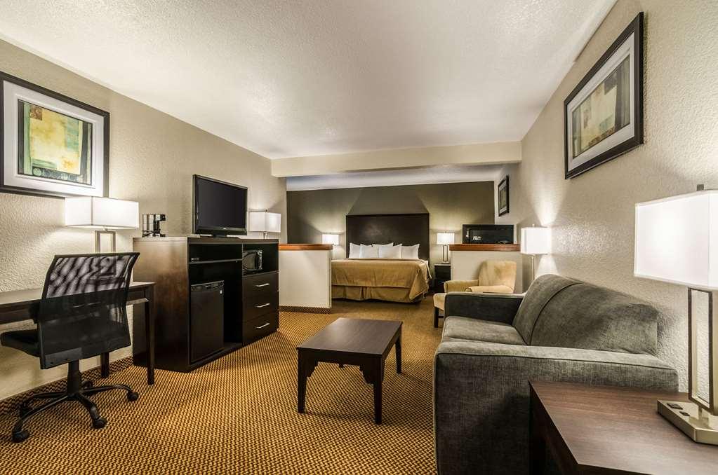 Quality Inn & Suites Winfield Room photo