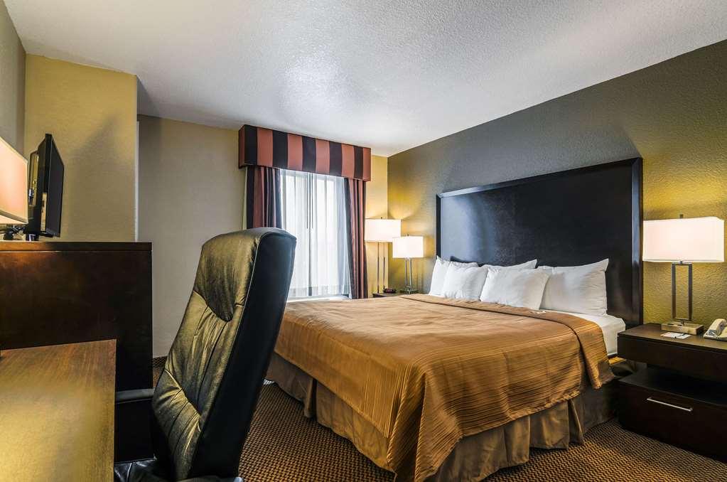 Quality Inn & Suites Winfield Room photo