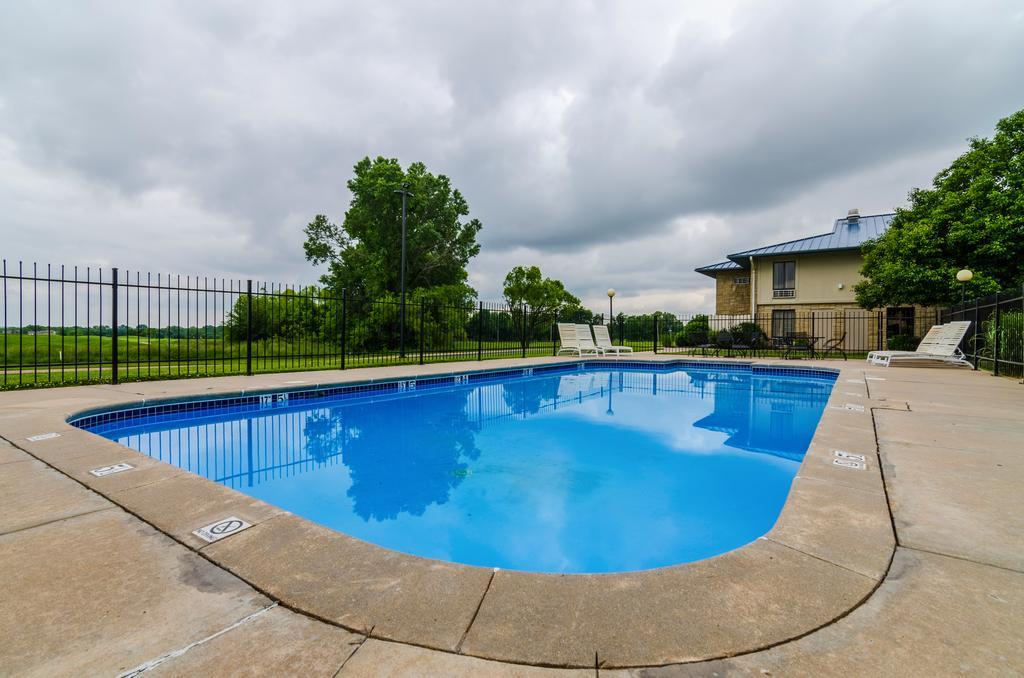 Quality Inn & Suites Winfield Exterior photo