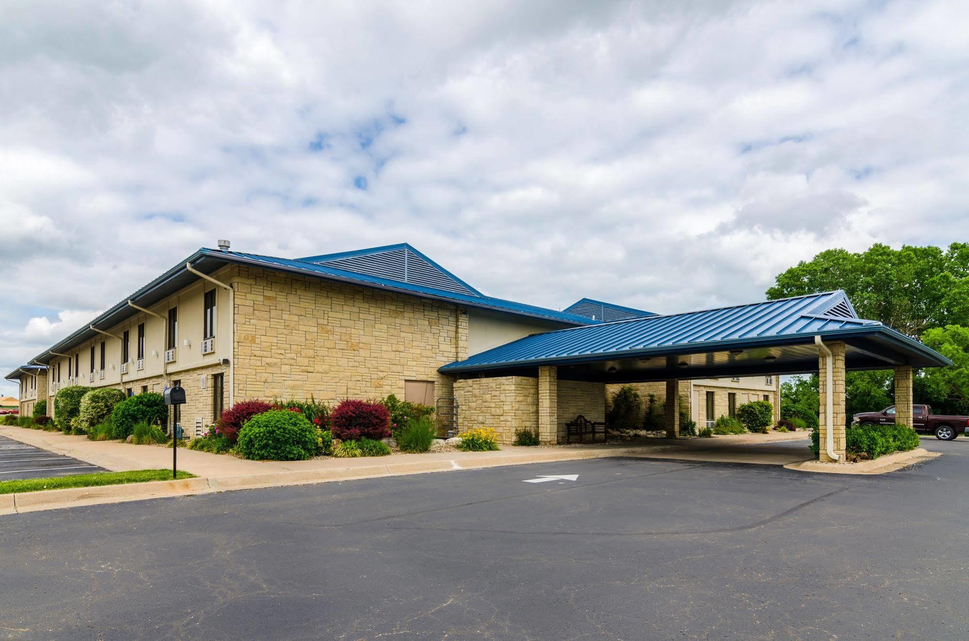 Quality Inn & Suites Winfield Exterior photo