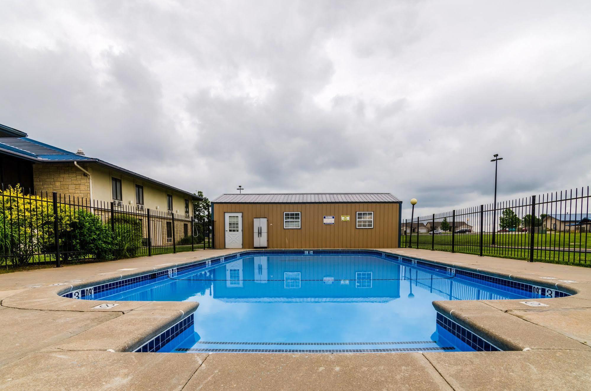 Quality Inn & Suites Winfield Exterior photo